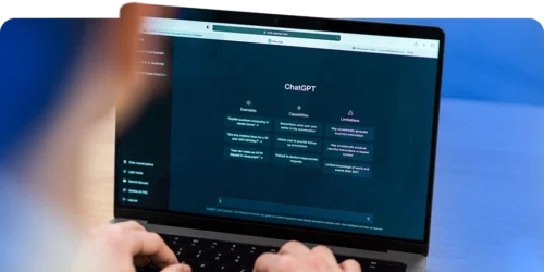 Mulher De Roupa Preta Segurando Um Celular Na Mão, Do Qual Sai Um Robozinho E Está Escrito Chat GPT